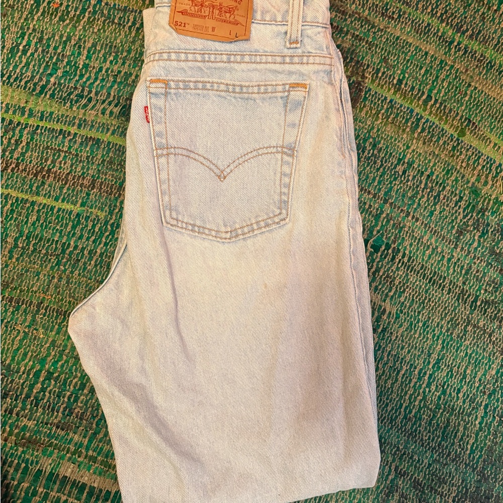 90s model off duty Levi's